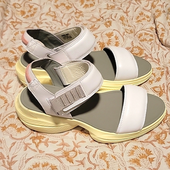 Sorel sandal - Picture 1 of 3